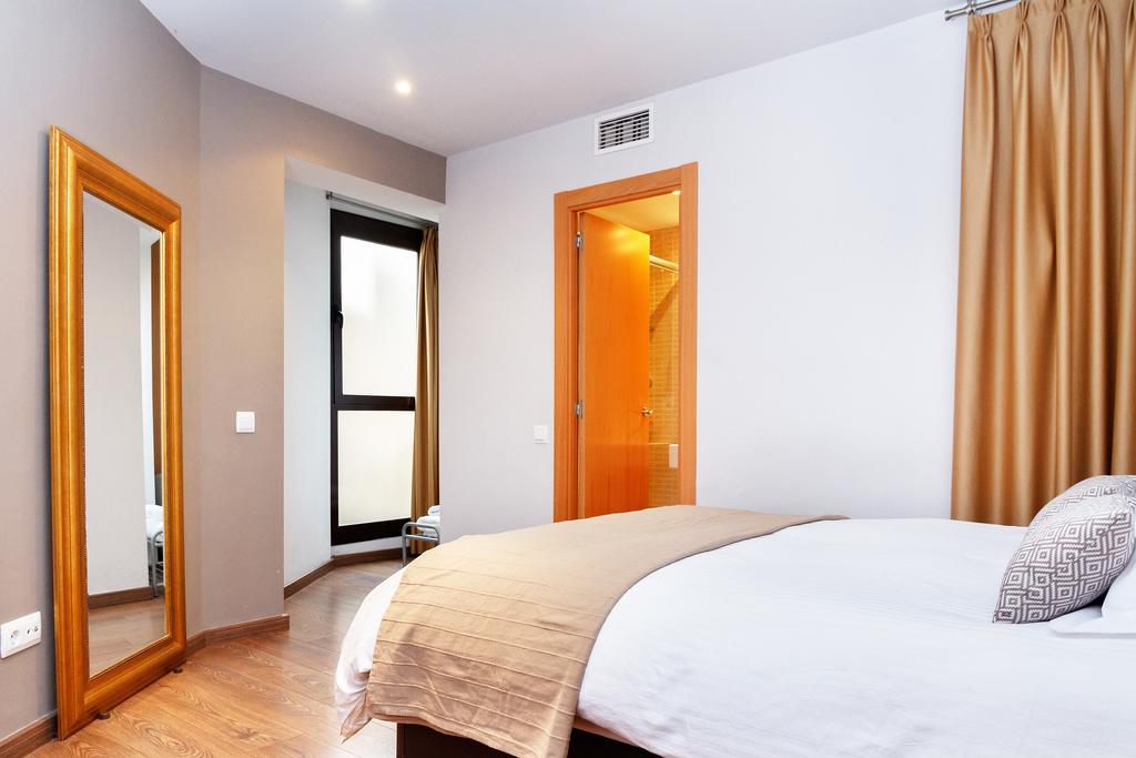 Feelathome Center Apartments Barcelona Bagian luar foto